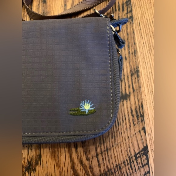 Lily Pond Gray Crossbody Wallet Purse Zipper travel - Picture 2 of 8